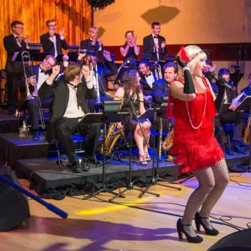 A performer wearing 1940’s era clothing sings at UW-Eau Claire’s Gatsby’s Gala.